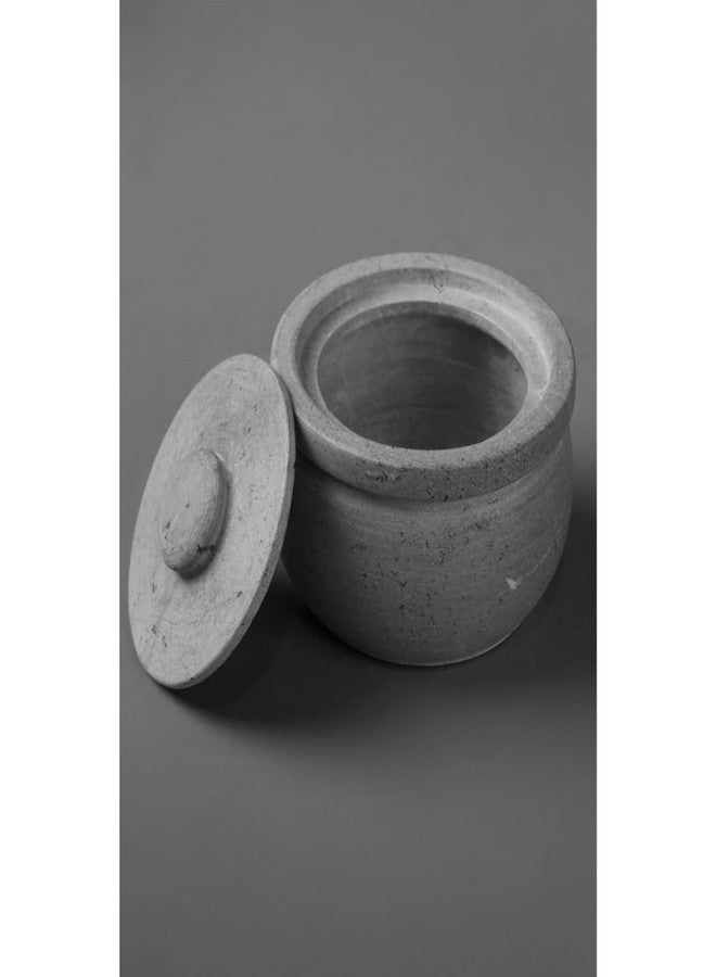 80's Cookware وعاء تخزين تقليدي من حجر الصابون مع غطاء - حجم صغير (القطر: 15 سم، السعة: 1000 مل، الوزن: 2 كجم) | مثالي لتخزين اللبن الرائب والملح والمخلل والتمر الهندي | لون رمادي طبيعي - Image 1